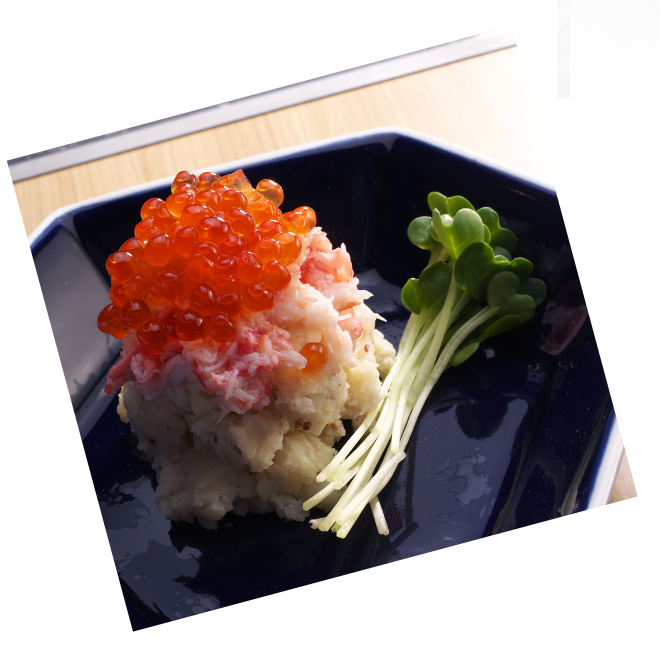 お酒を持つ手元